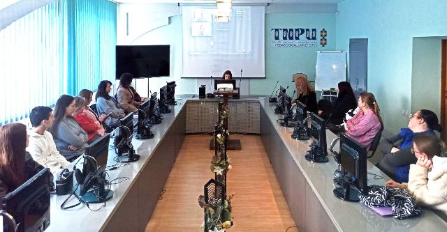 Здобувачі освіти зацікавлено слухають рекомендації щодо вдосконалення ОП